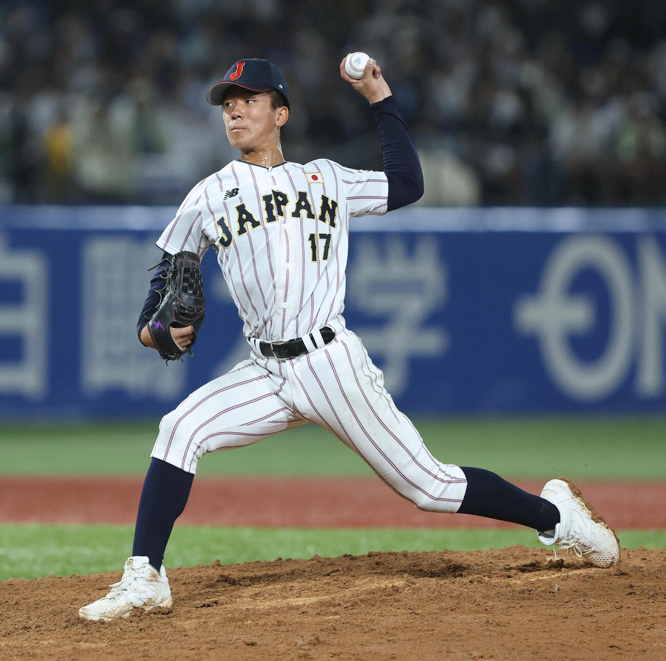 大学日本代表対高校日本代表　8回表、力投する萬谷堅心（撮影・河田真司）