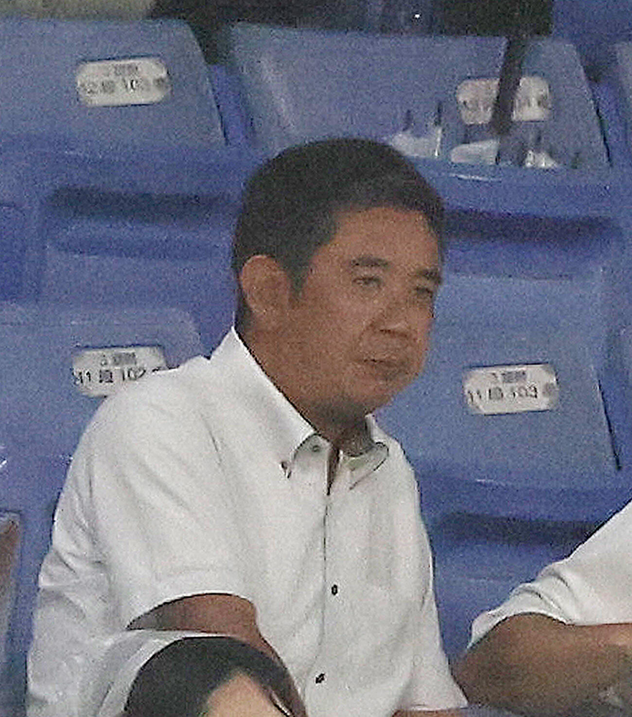 大学日本代表対高校日本代表　スタンドから試合を見守る横浜・村田浩明監督（撮影・河田真司）