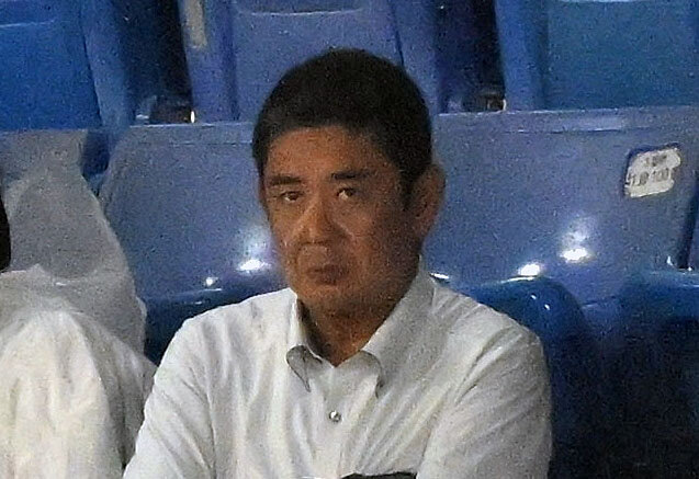 大学日本代表対高校日本代表　観戦する横浜・村田浩明監督（撮影・滝沢徹郎）