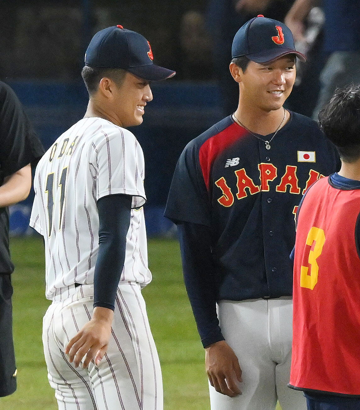 大学日本代表対高校日本代表　試合後、高校日本代表・織田翔希（左）は大学日本代表・鈴木泰成と言葉を交わす（撮影・滝沢徹郎）