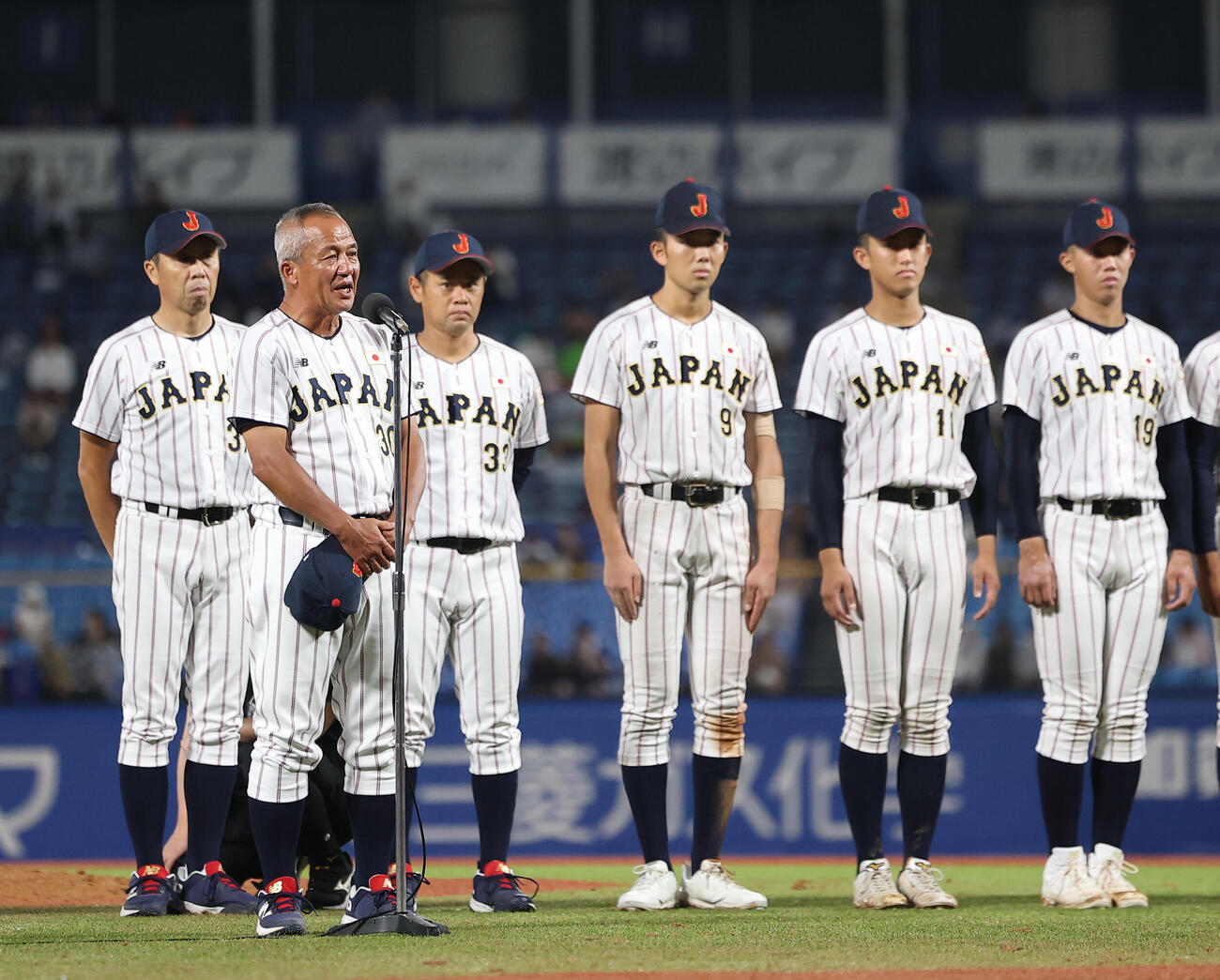 大学日本代表対高校日本代表　壮行セレモニーであいさつする高校日本代表・岡田龍生監督（撮影・河田真司）