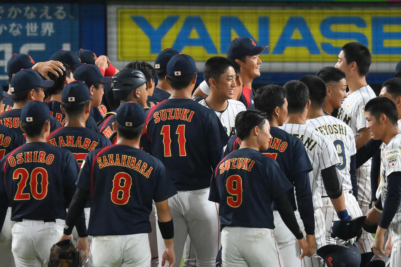 大学日本代表対高校日本代表　試合後、高校日本代表・織田翔希（中央右）は大学日本代表・鈴木泰成（同左）と言葉を交わす（撮影・滝沢徹郎）