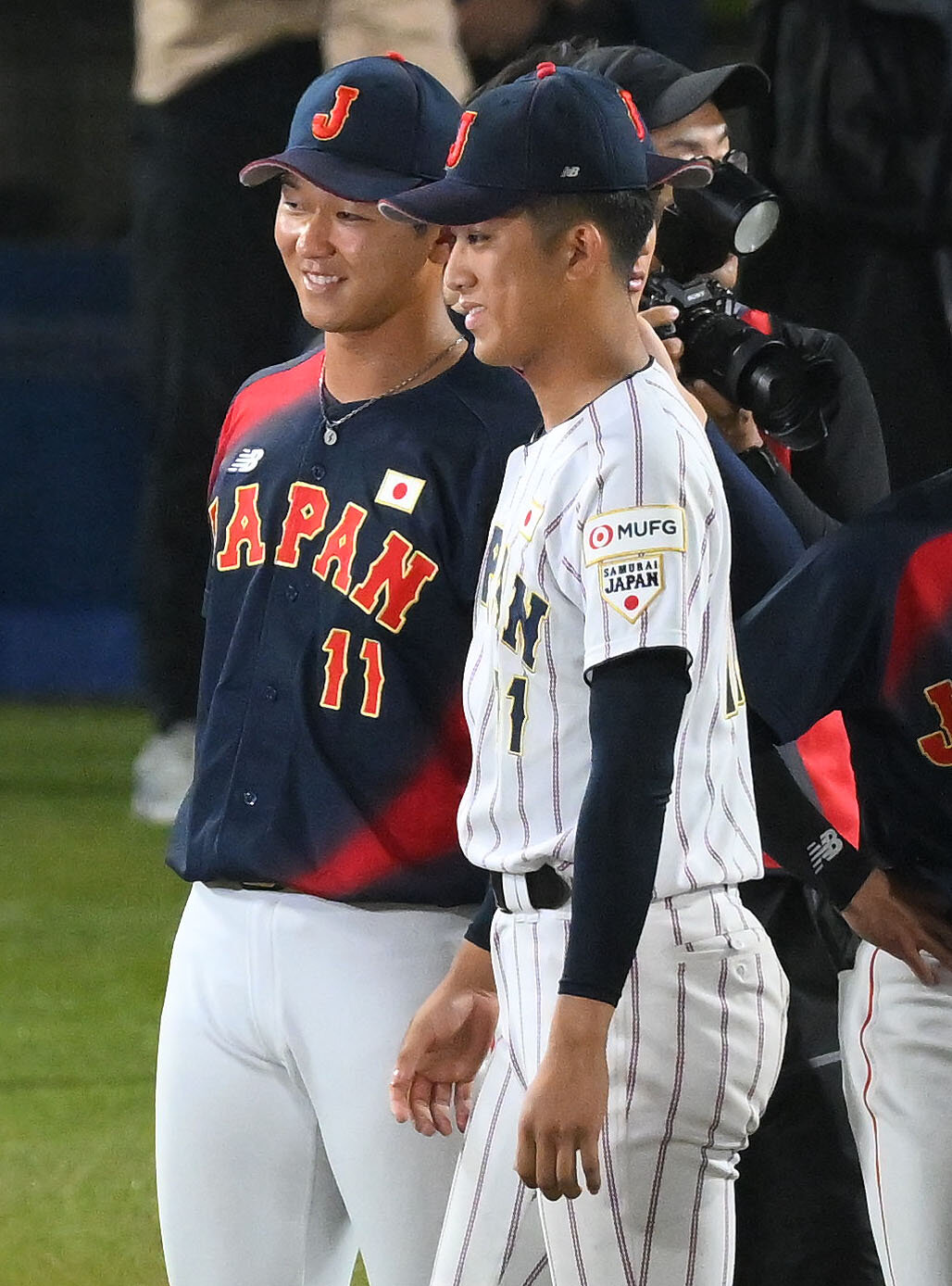 大学日本代表対高校日本代表　試合後、記念撮影する大学日本代表・鈴木泰成（左）と高校日本代表・織田翔希（撮影・滝沢徹郎）
