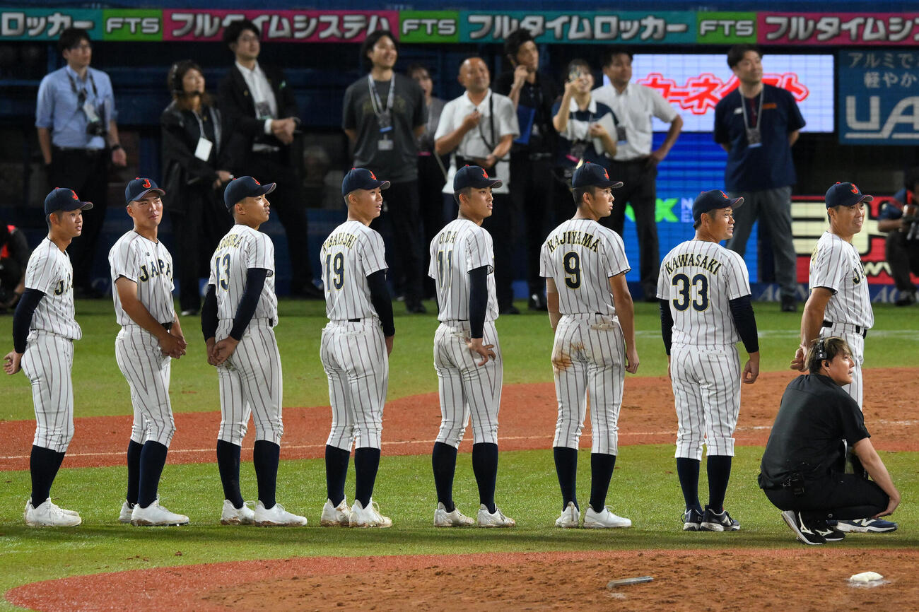 大学日本代表対高校日本代表　試合後の壮行セレモニー中に国立競技場で上がった花火を見つめる高校日本代表・織田翔希（左から5人目）ら選手たち（撮影・滝沢徹郎）