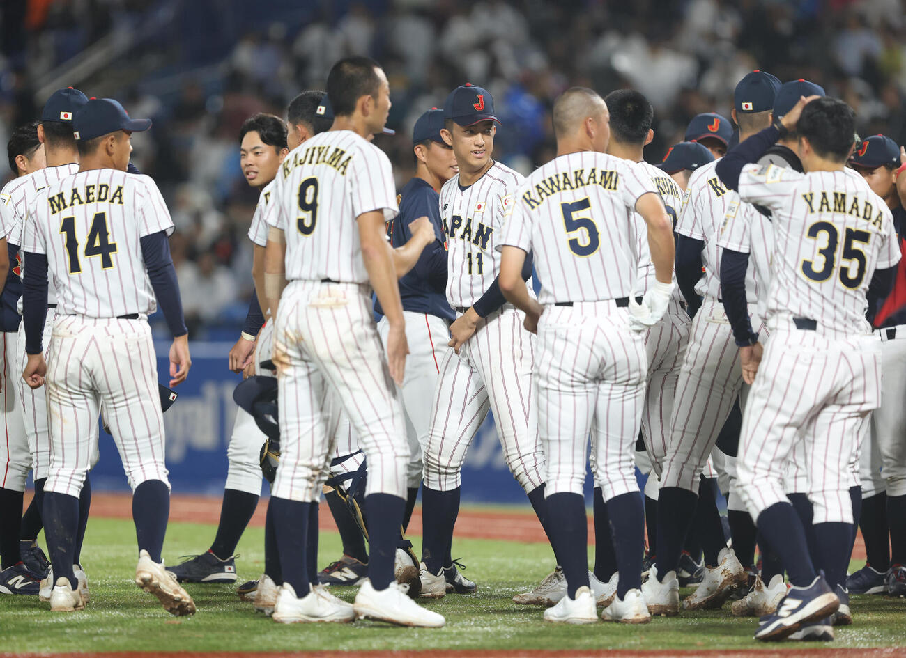 大学日本代表対高校日本代表　壮行試合を終え、大学日本代表選手にあいさつする織田翔希（中央）ら高校日本代表（撮影・河田真司）