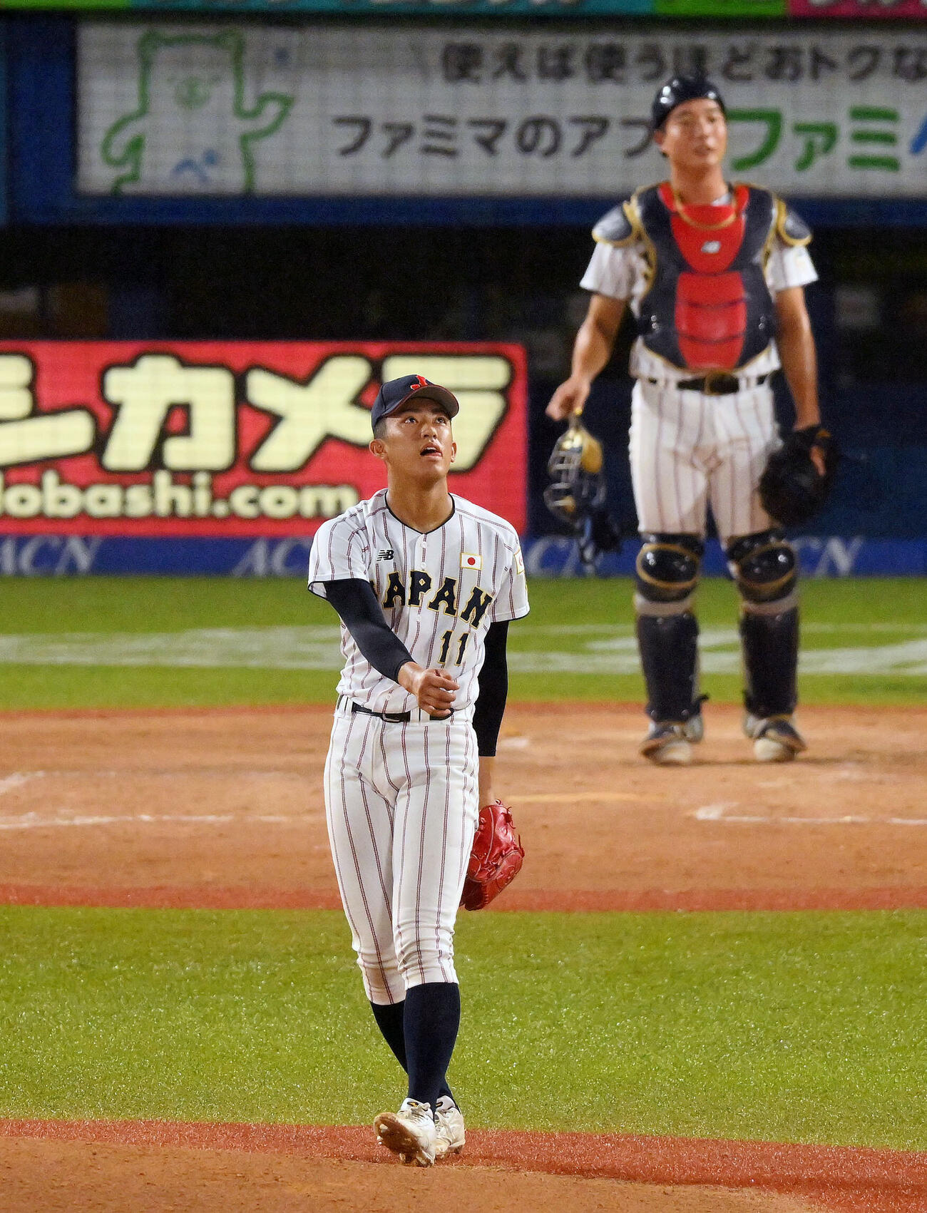 大学日本代表対高校日本代表　大学日本代表対高校日本代表　2回表大学日本代表1死一塁、小林隼翔に2点本塁打を浴びる織田翔希（手前）（撮影・滝沢徹郎）