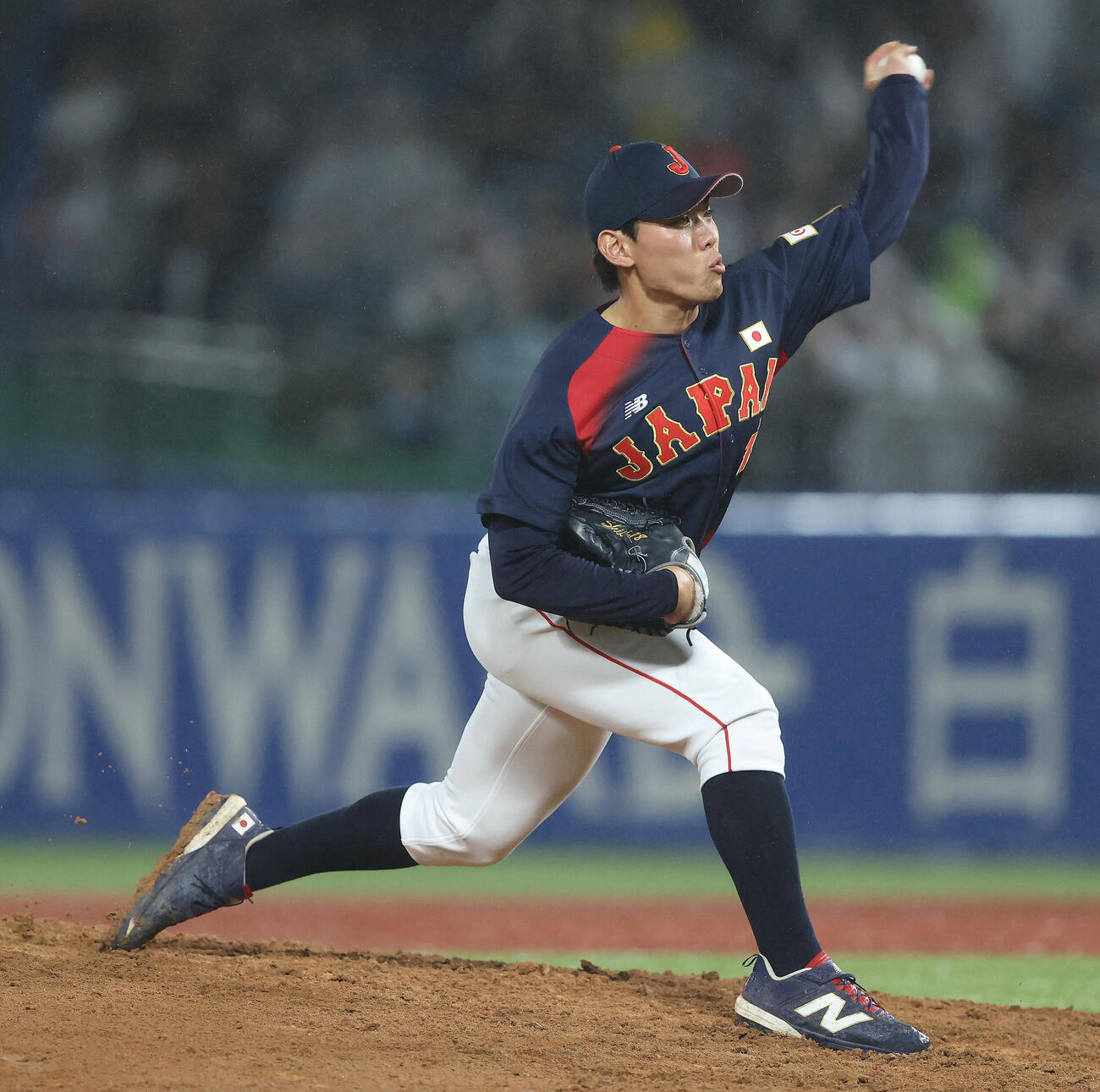 大学日本代表対高校日本代表　5回裏、力投する藤本士生（撮影・河田真司）