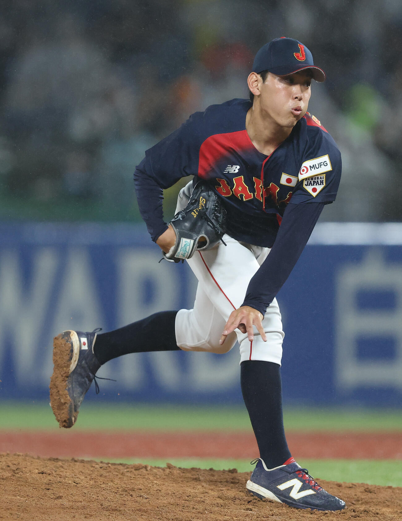 大学日本代表対高校日本代表　5回裏、力投する藤本士生（撮影・河田真司）