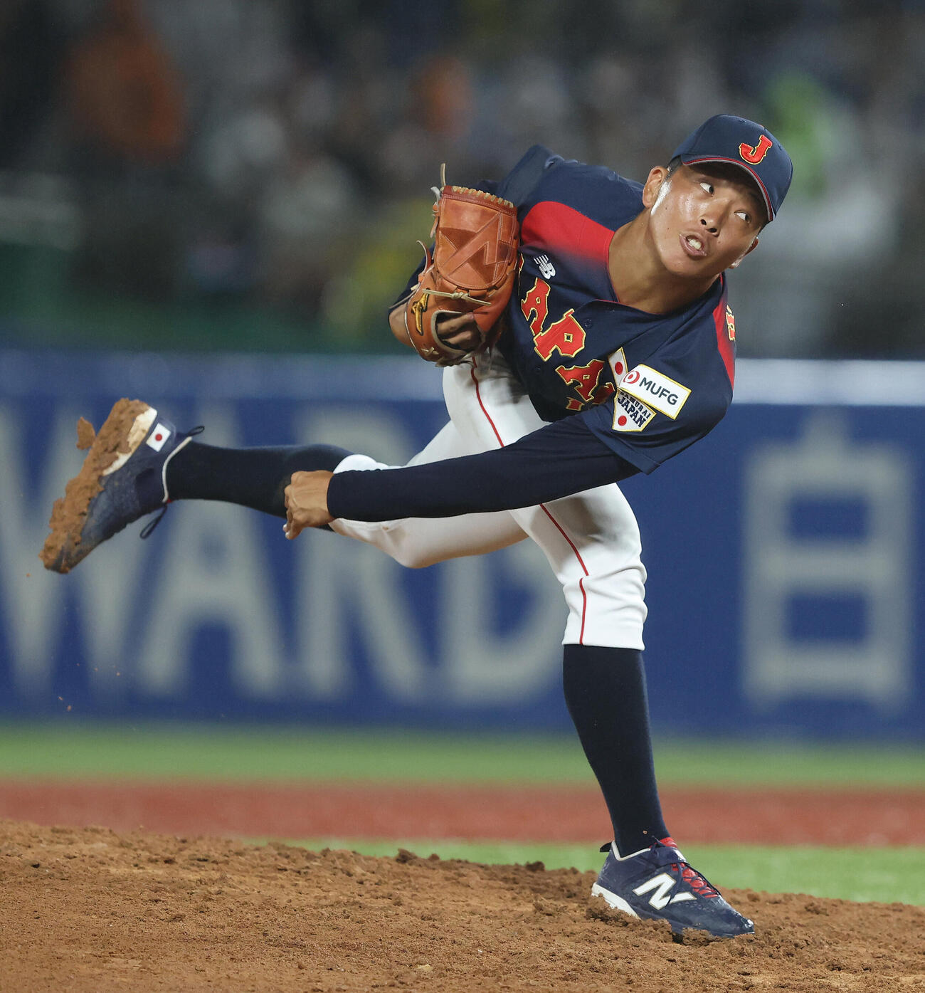 大学日本代表対高校日本代表　6回裏、力投する大学日本代表・星野世那（撮影・河田真司）