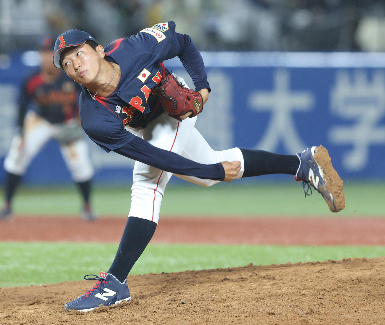 大学日本代表対高校日本代表7回裏、力投する鈴木泰成（撮影・河田真司）