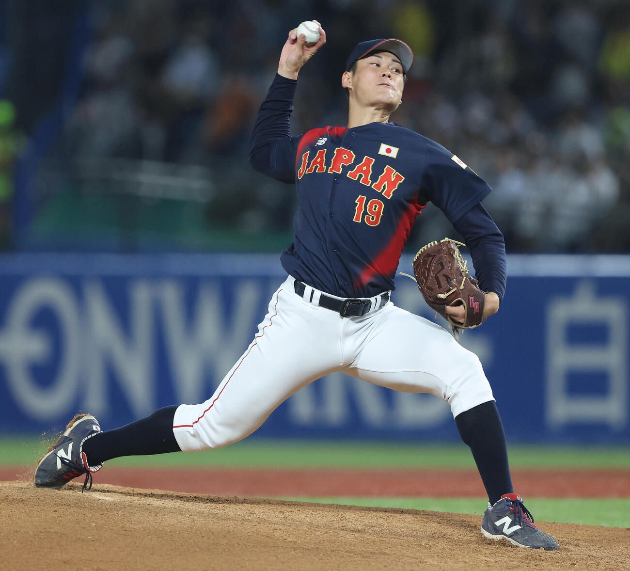 大学日本代表対高校日本代表　先発登板で力投する大学日本代表・猪俣駿太（撮影・河田真司）