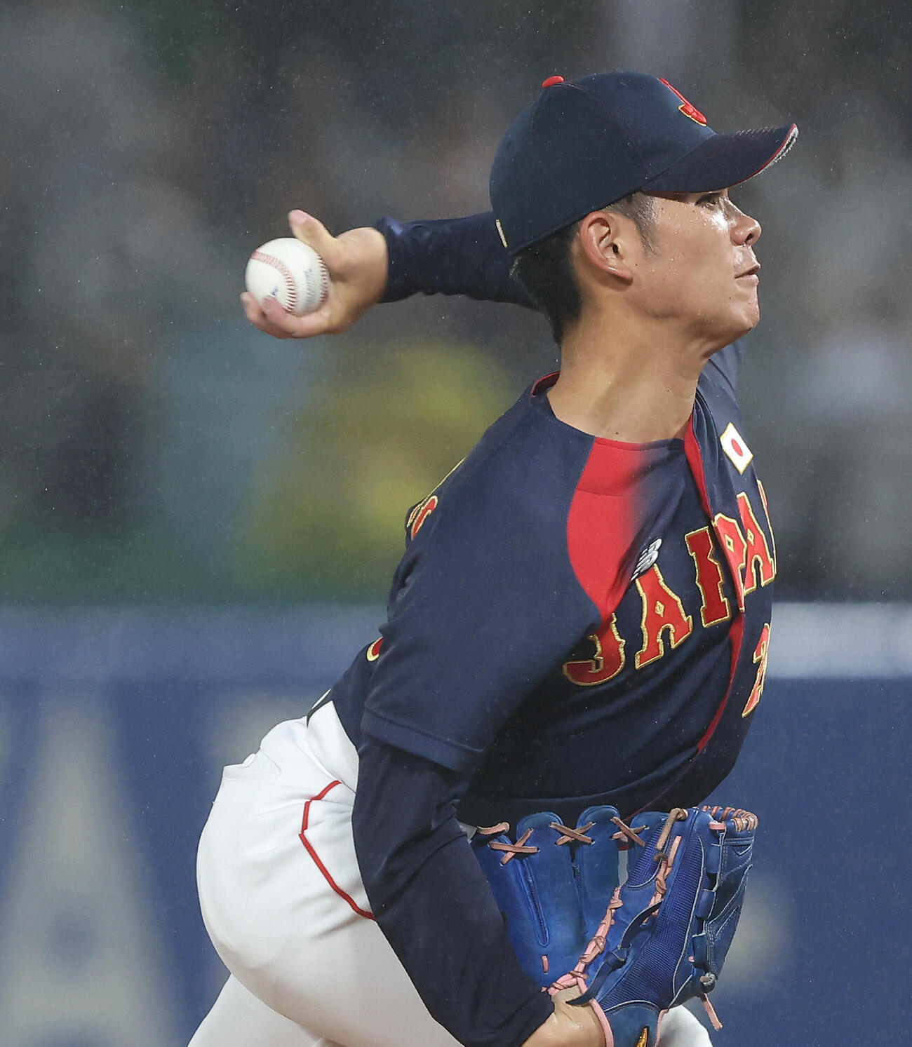 大学日本代表対高校日本代表　2回裏、力投する大城海翔（撮影・河田真司）