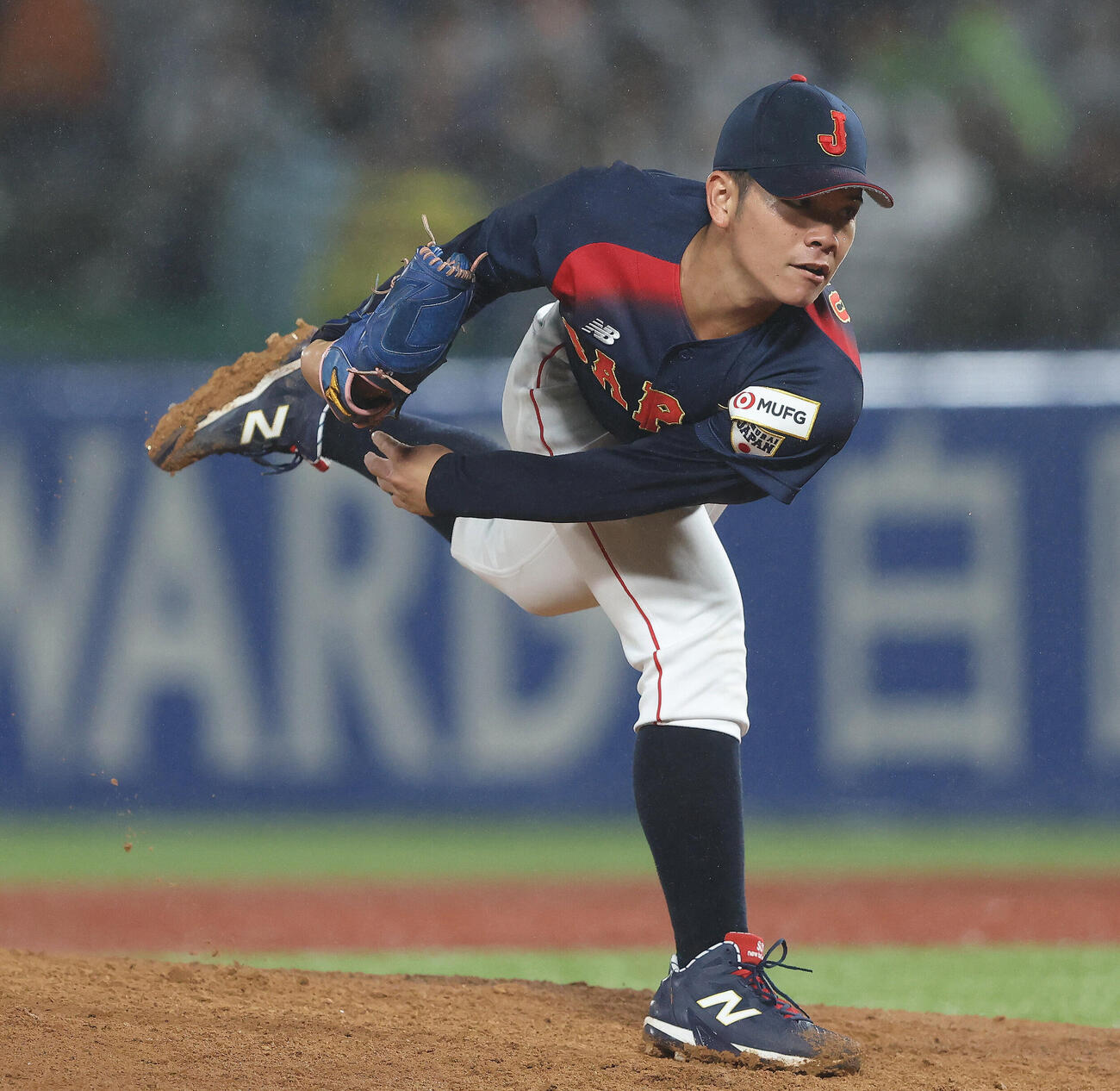 大学日本代表対高校日本代表　2回裏、力投する大城海翔（撮影・河田真司）
