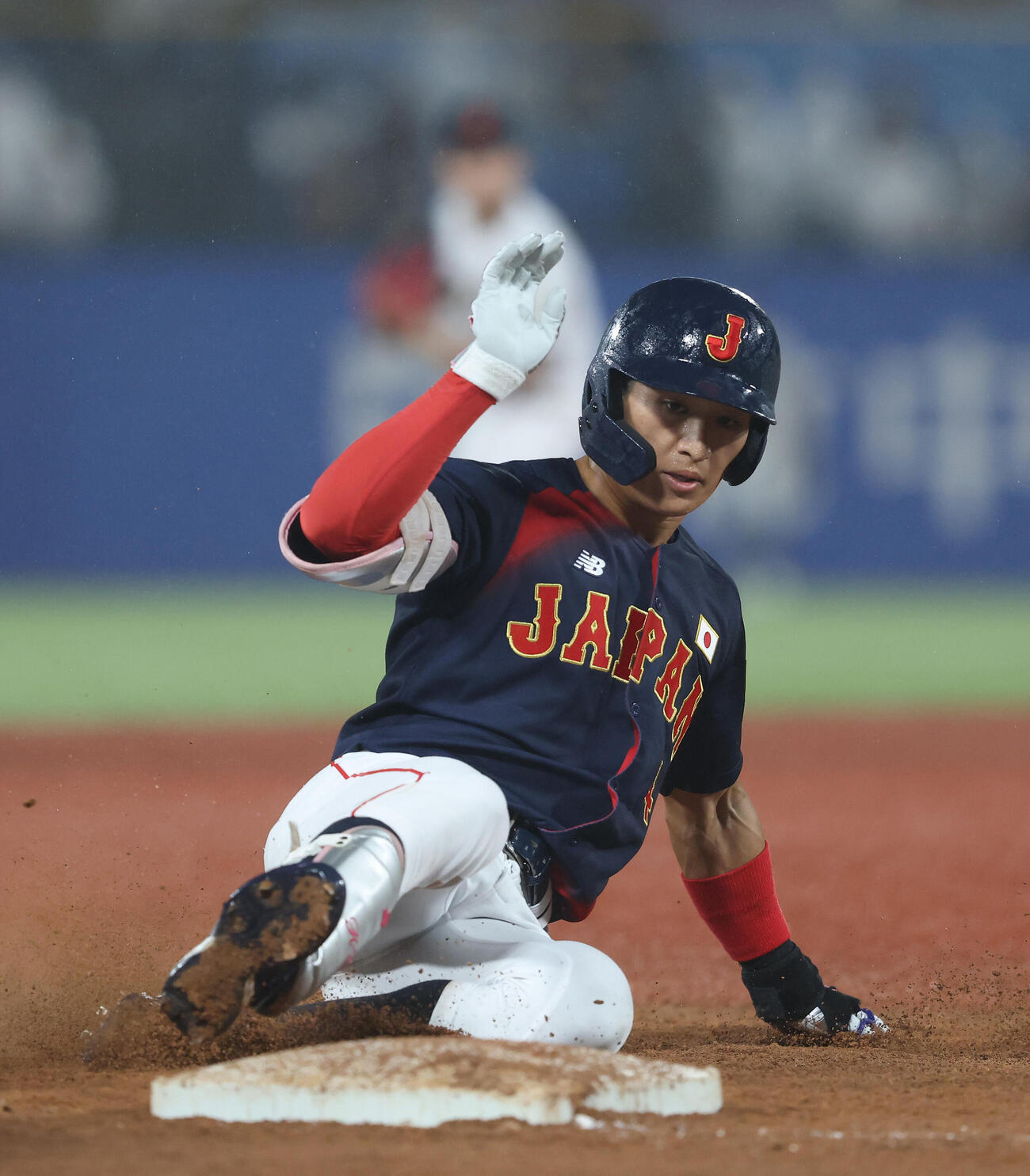大学日本代表対高校日本代表　4回表大学日本代表無死、石田雄星の落球で三塁進塁する岡田啓吾（撮影・河田真司）