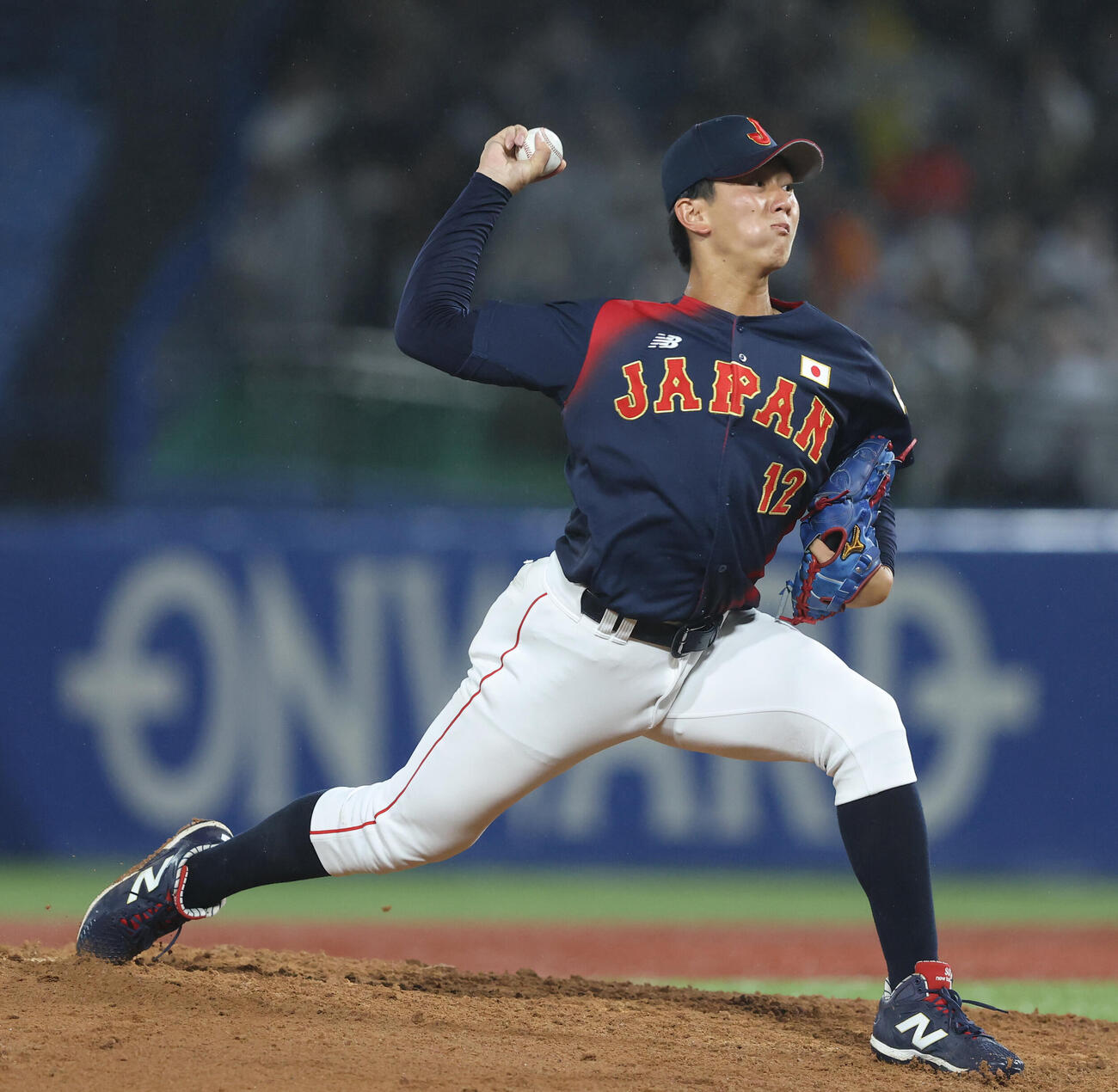 大学日本代表対高校日本代表　4回裏、力投する馬場拓海（撮影・河田真司）