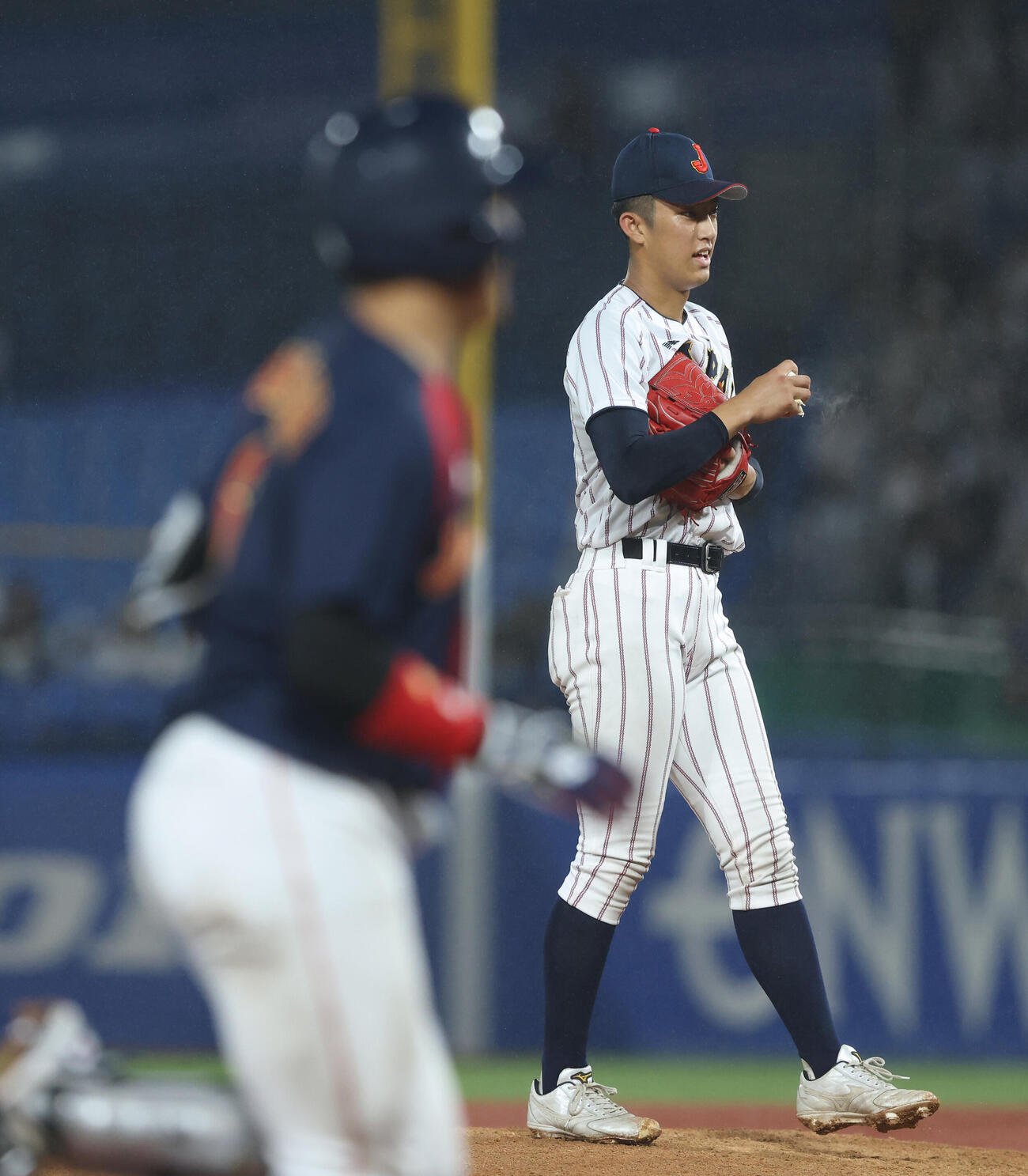 大学日本代表対高校日本代表2回表大学日本代表1死一塁、小田隼翔に左越え2点本塁打を浴びる織田翔希（撮影・河田真司）
