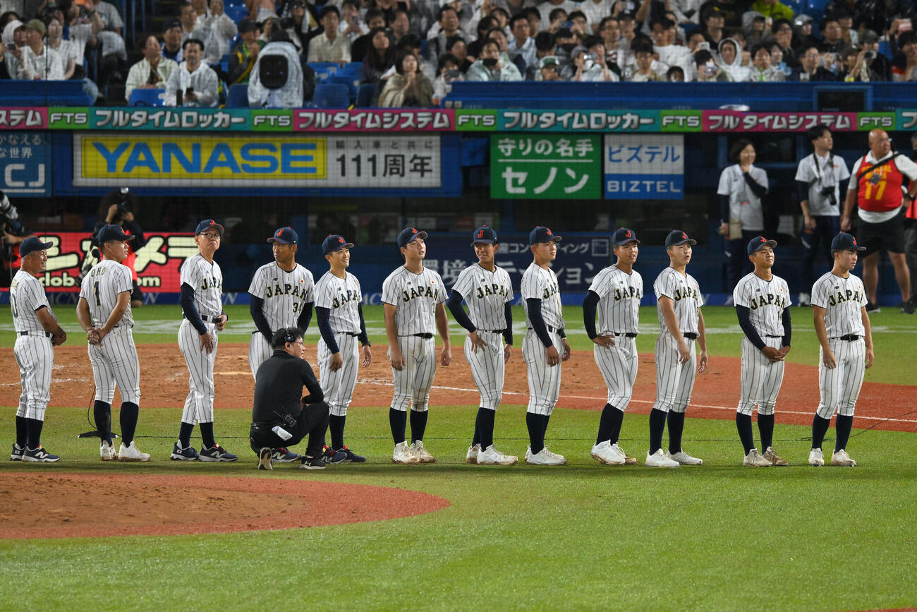 大学日本代表対高校日本代表　試合後の壮行セレモニー中に国立競技場で上がった花火を見つめる高校日本代表の選手たち（撮影・滝沢徹郎）
