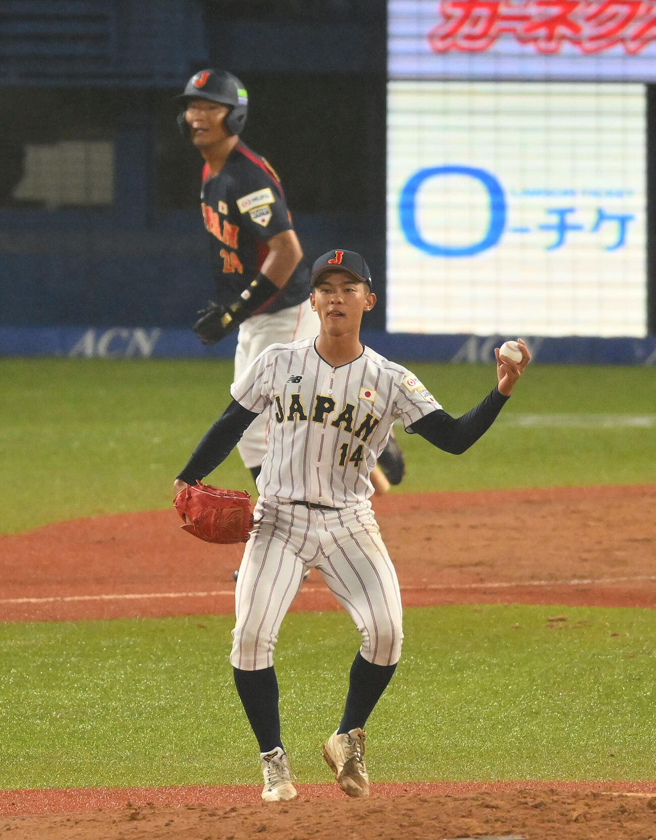 大学日本代表対高校日本代表　4回表大学日本代表2死二塁、黒田義信（後方）を投直に打ち取る前田侑大（撮影・滝沢徹郎）