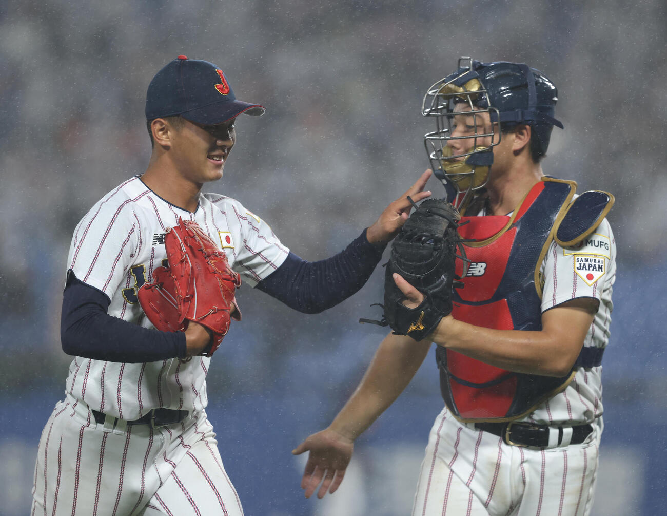 大学日本代表対高校日本代表　3回表を抑えベンチに戻る前田侑大（左）と山田凜虎（撮影・河田真司）