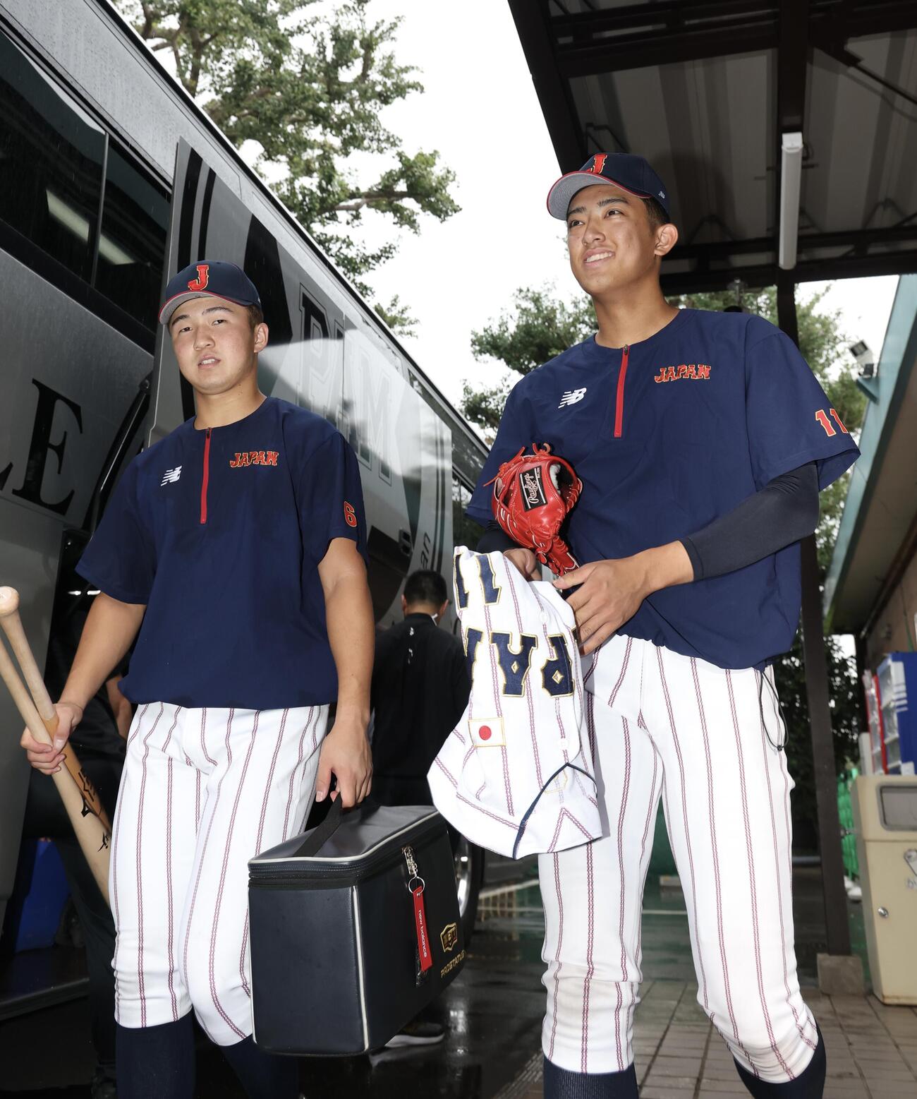 試合前、練習を終え移動する高校日本代表・池田聖摩（左）と織田翔希（撮影・河田真司）