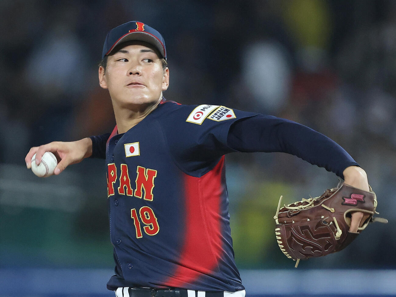 大学日本代表対高校日本代表　先発登板で力投する大学日本代表・猪俣駿太（撮影・河田真司）