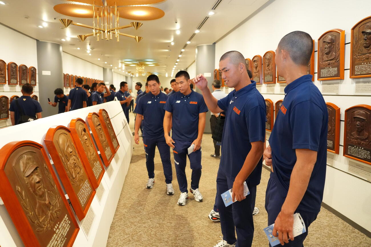 野球殿堂博物館に訪れたU－18高校日本代表の選手たち（写真提供：NPBエンタープライズ）