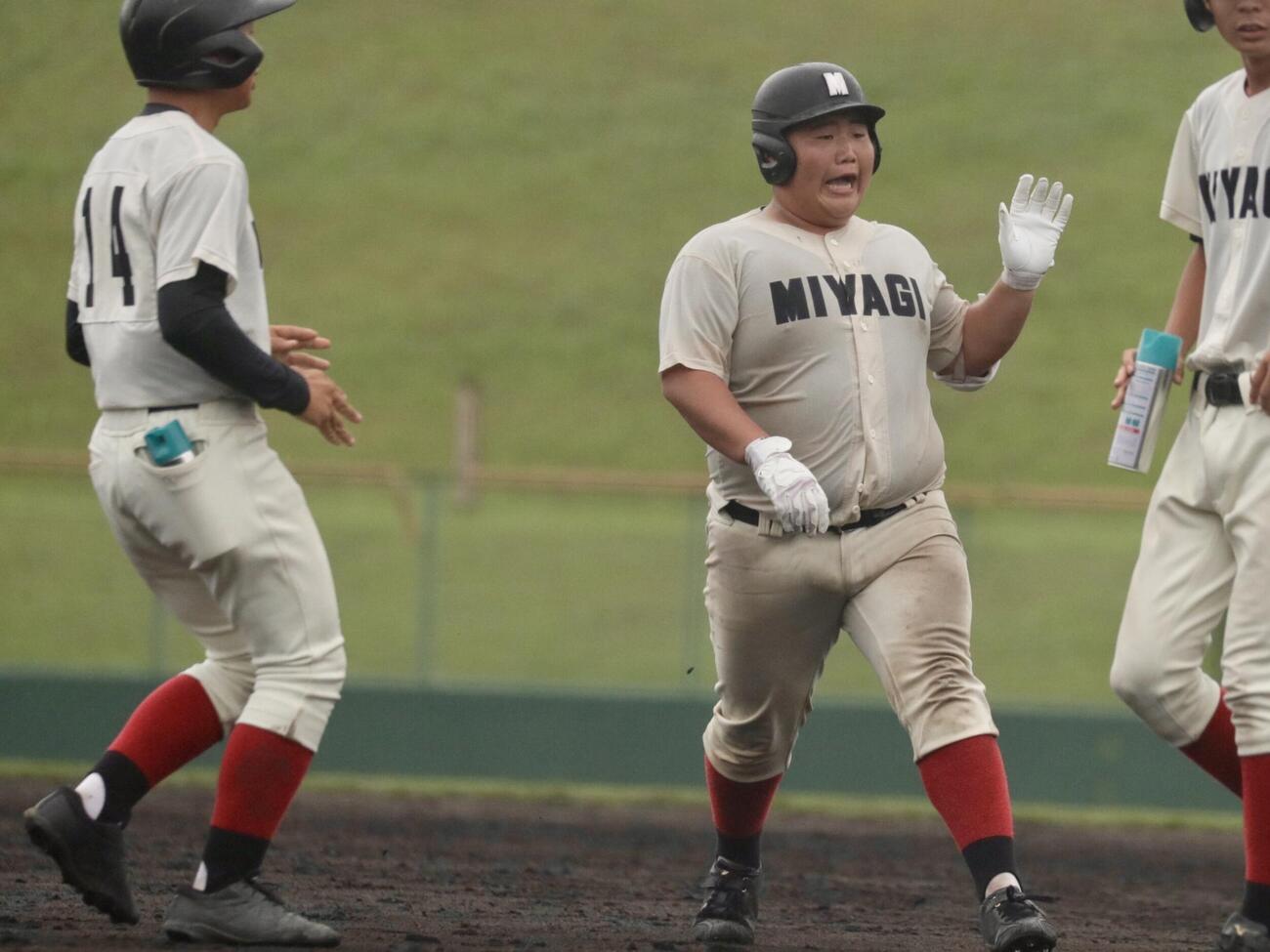 仙台西対宮城農　コールドを決める適時打を放ち仲間とハイタッチする宮城農・橋本愛夢捕手（中央）（撮影・高橋香奈）