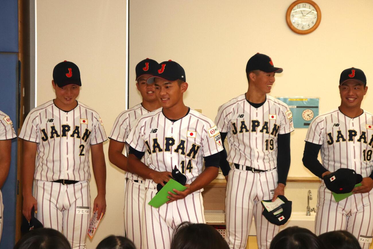 YMCAキャナルコート保育園を訪問し、最後に高校日本代表を代表し、あいさつをする高岡第一の前田侑大（撮影・保坂淑子）