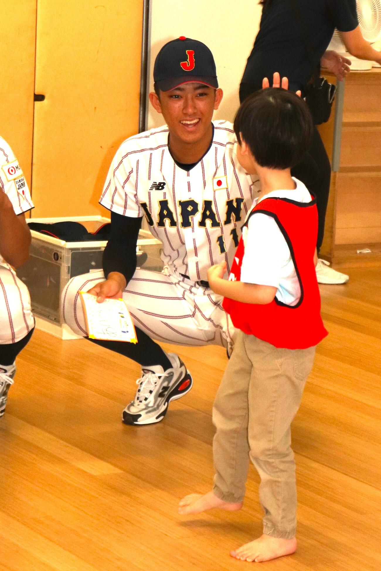 YMCAキャナルコート保育園を訪問し、園児たちと笑顔で触れ合う横浜の織田翔希（撮影・保坂淑子）