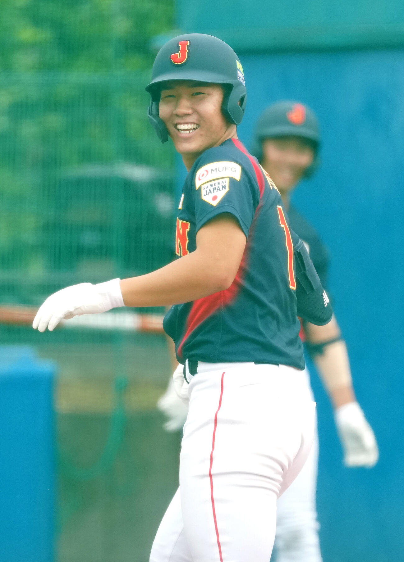 高校日本代表対立大　6回表、本塁打を放ち、笑顔を見せる高校日本代表の小野舜友（撮影・江口和貴）