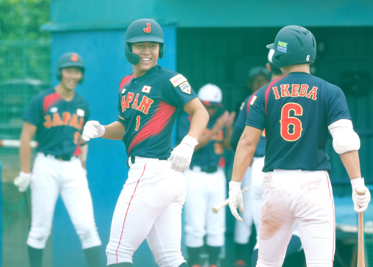 高校日本代表対立大　6回表、本塁打を放ち、笑顔を見せる高校日本代表の小野舜友（撮影・江口和貴）