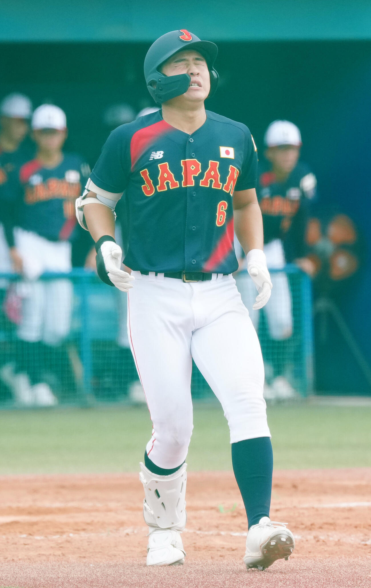 高校日本代表対立大　4回表、死球を受けた高校日本代表の池田聖摩（撮影・江口和貴）