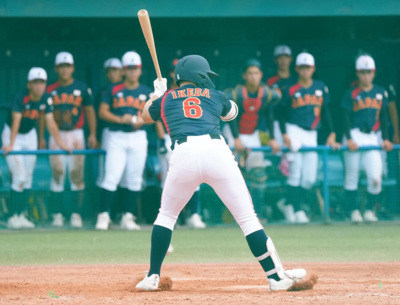 高校日本代表対立大　4回表、死球を受ける高校日本代表の池田聖摩（撮影・江口和貴）