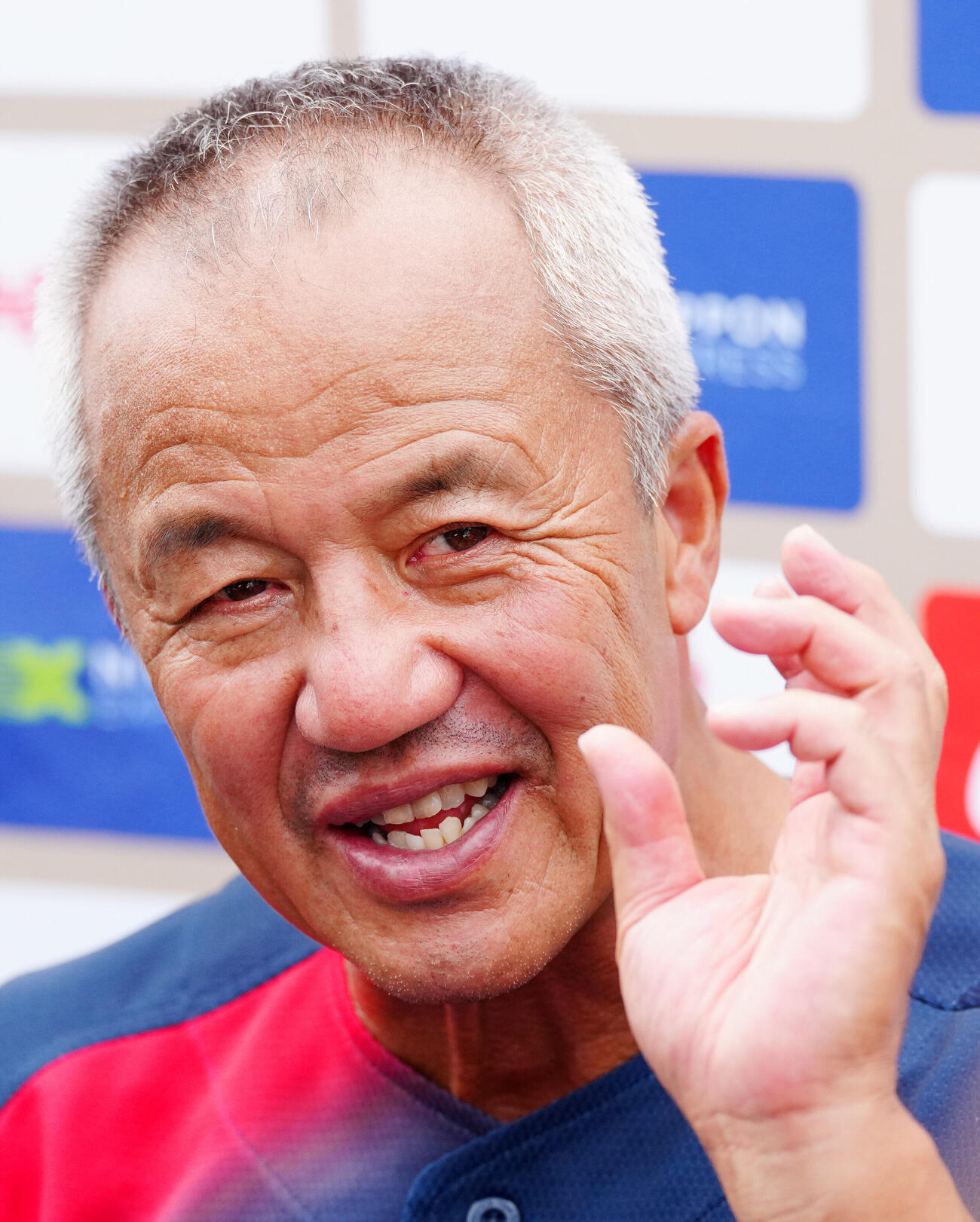 高校日本代表対立大　試合後、取材に応じる岡田龍生監督（撮影・江口和貴）