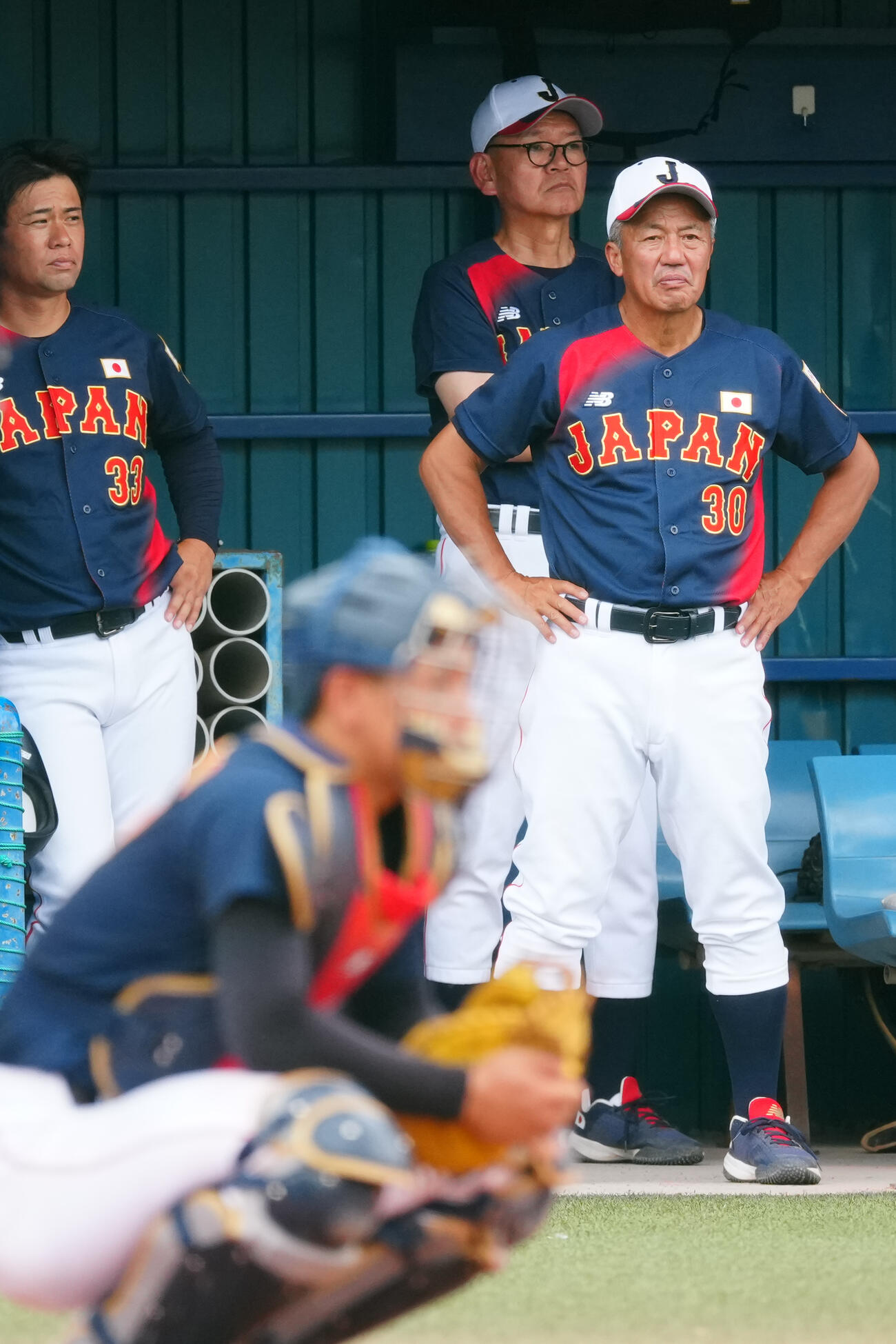高校日本代表対立大　ベンチから戦況を見つめる岡田龍生監督（右）（撮影・江口和貴）