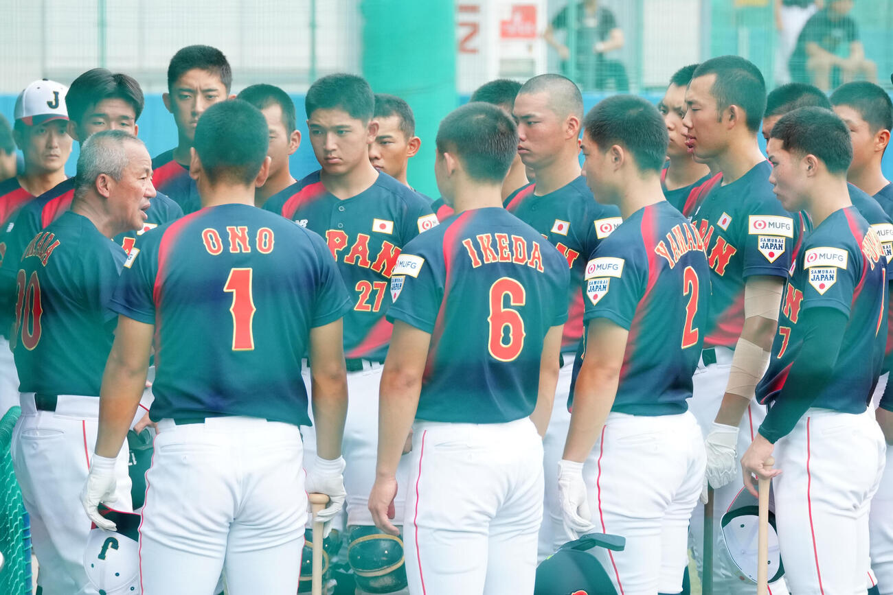 高校日本代表対立大　試合前、岡田龍生監督（左端）の話を聞く高校日本代表の選手たち（撮影・江口和貴）