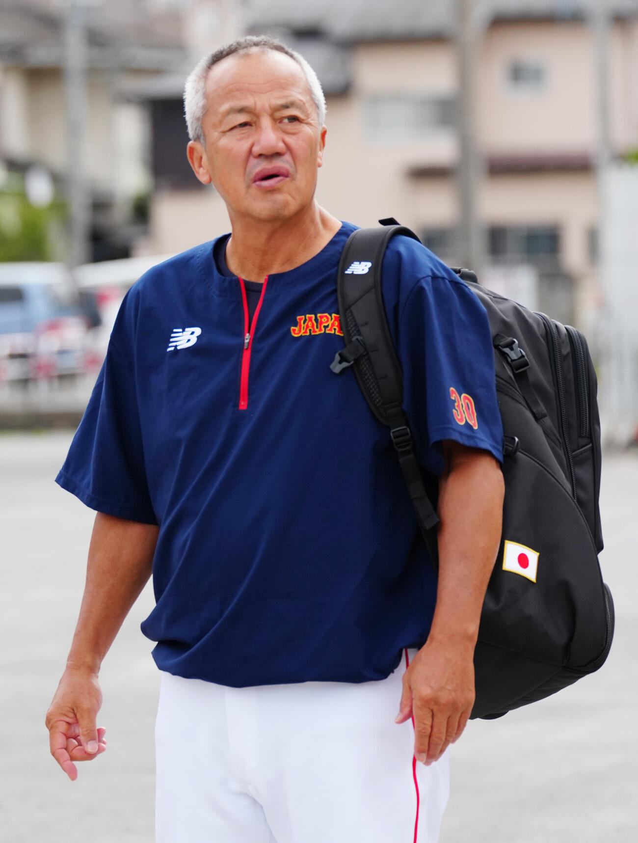 高校日本代表対立大　練習試合会場入りする岡田龍生監督（撮影・江口和貴）
