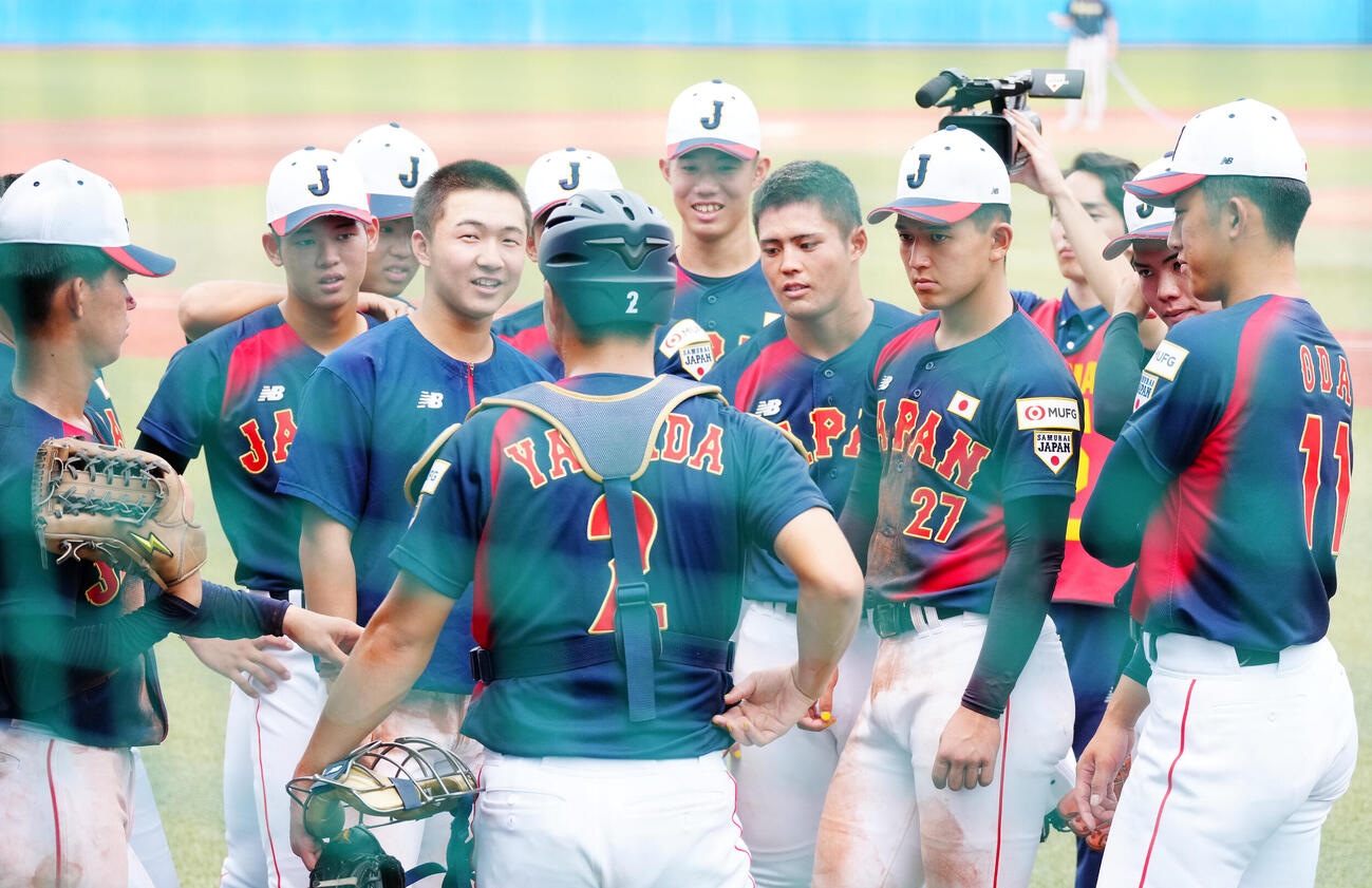 高校日本代表対立大　試合後、話し合う池田聖摩（中央左）ら高校日本代表の選手たち（撮影・江口和貴）