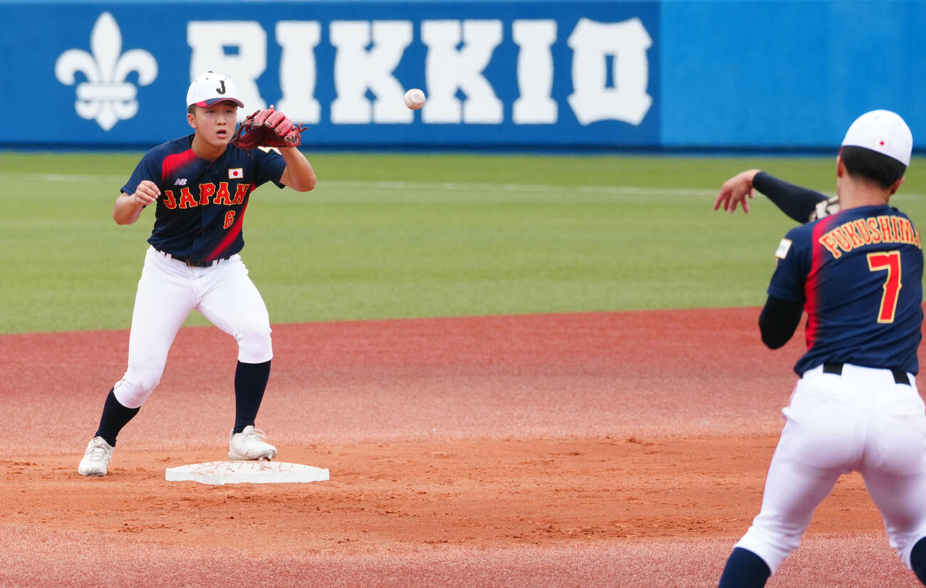 立大との練習試合で二塁手として出場する高校日本代表の池田聖摩（左）（撮影・江口和貴）