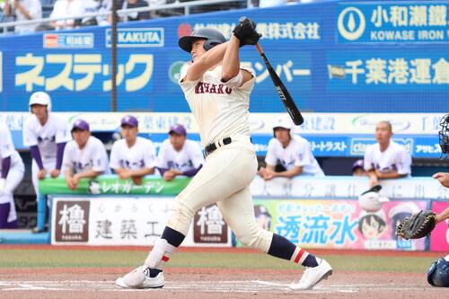 5月23日の高校野球春季関東大会　準決勝　関東第一対浦和学院　6回裏浦和学院1死、2点本塁打を放つ内藤蒼（撮影・栗林真菜）
