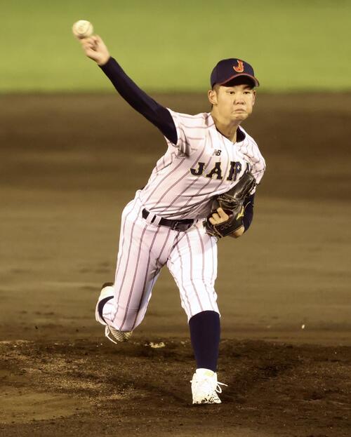 8月27日のU18高校日本代表対早大　5回裏、力投するU18高校日本代表・鈴木悠悟（撮影・河田真司）