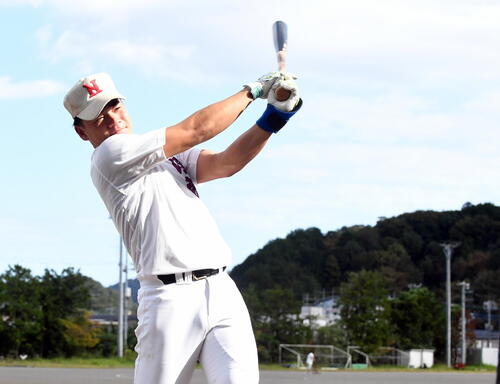 打撃練習に励む沼津商・後藤