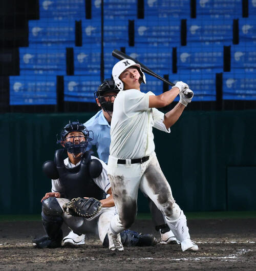 豊橋中央対日大三　左越えに勝ち越し本塁打を放つ日大三・田中諒（2025年8月11日撮影）