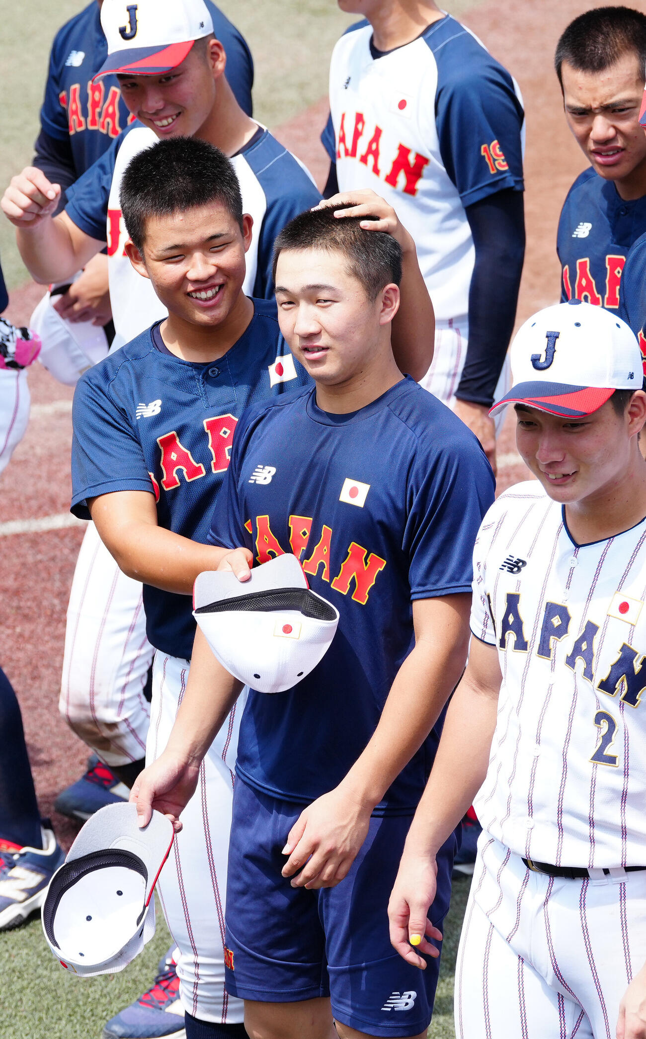 練習後、池田聖摩（中央）の頭をなでる杉本真滉（撮影・江口和貴）