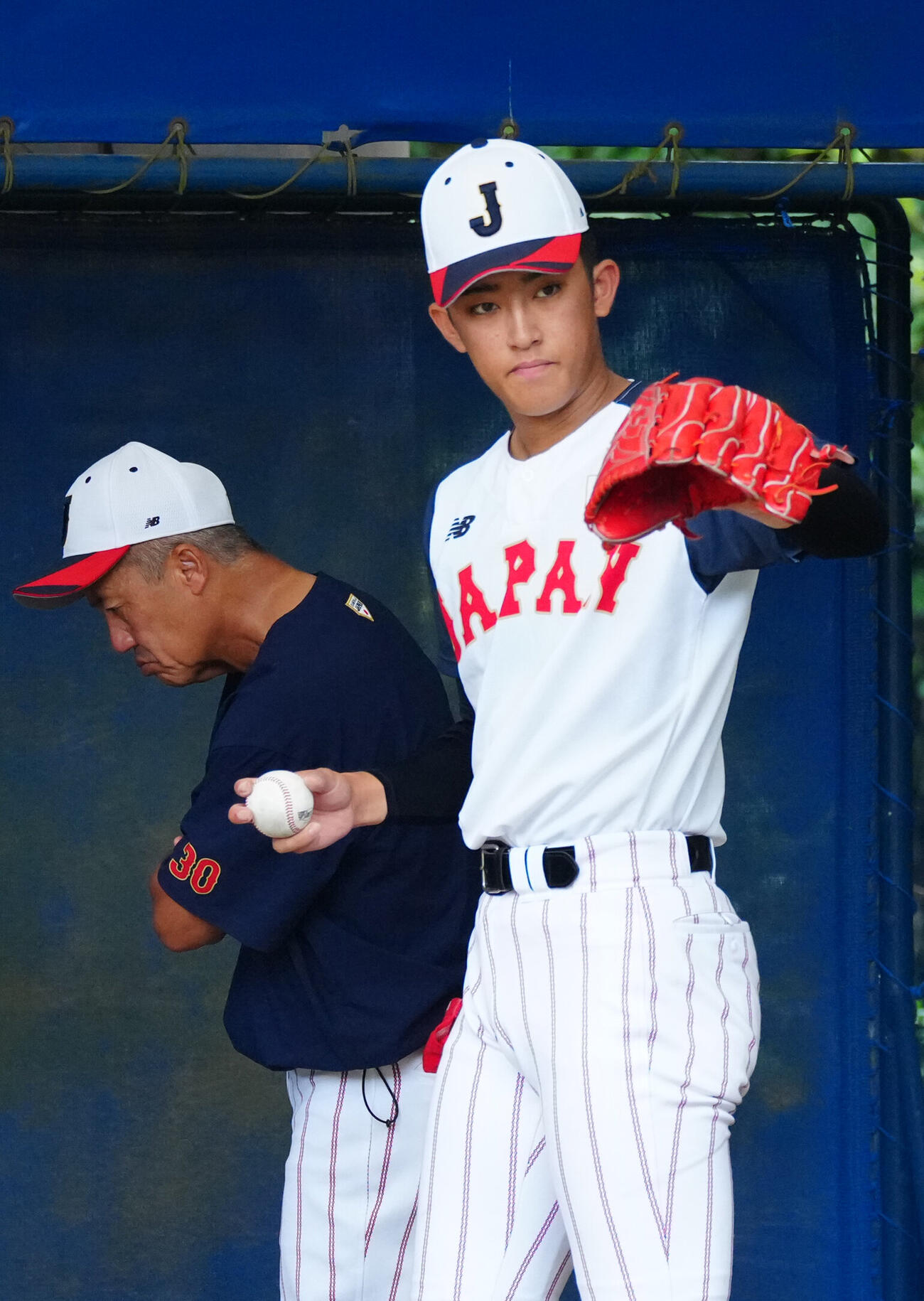 ブルペンに入る織田翔希（右）。左は岡田龍生監督（撮影・江口和貴）