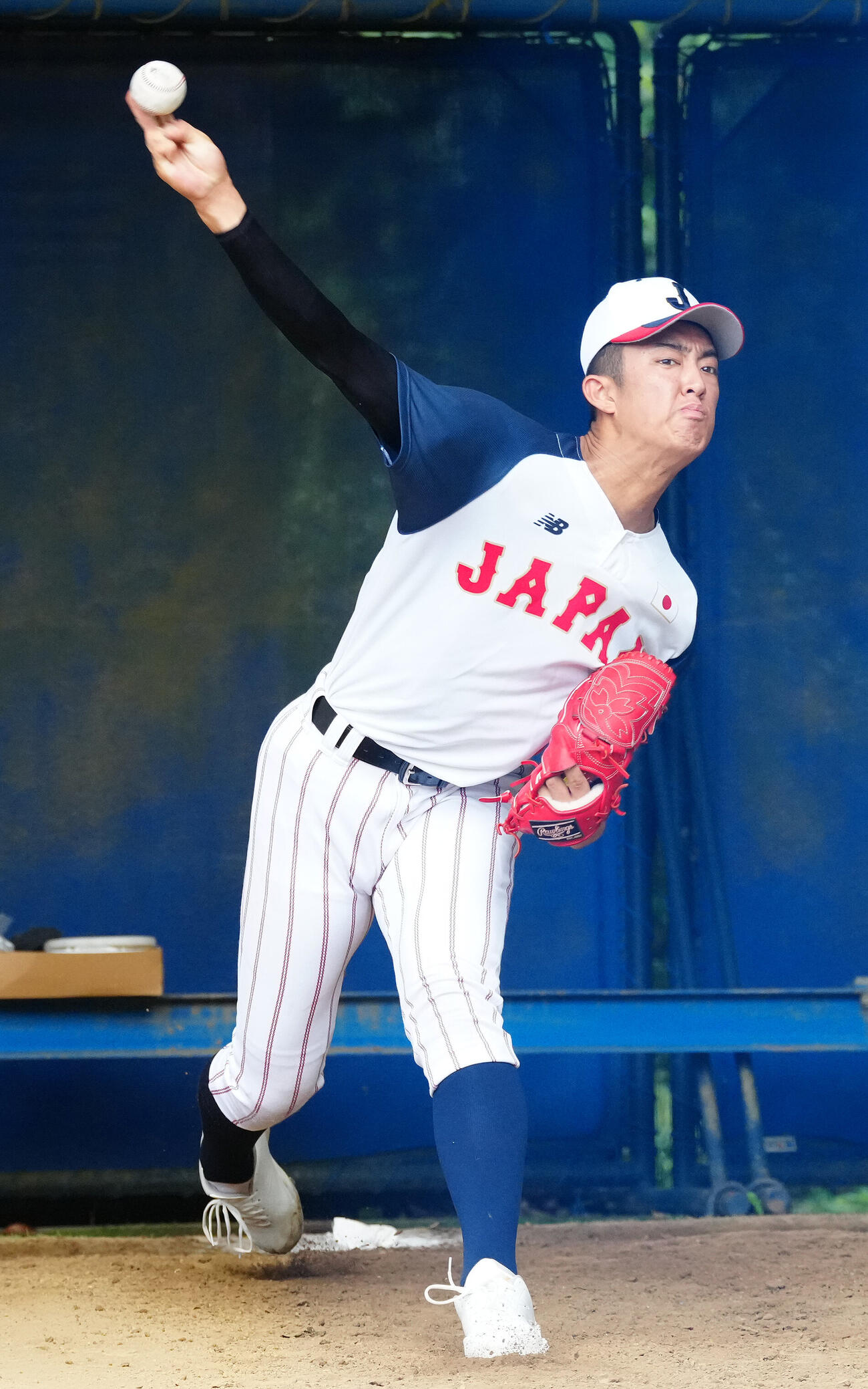 ブルペン投球する織田翔希（撮影・江口和貴）