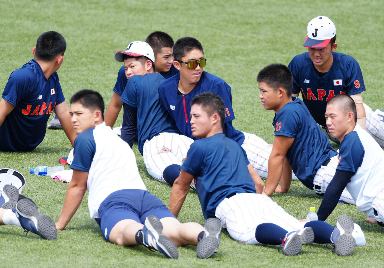 練習後、ストレッチする織田翔希（中央右）ら高校日本代表の選手たち。同左は鈴木悠悟（撮影・江口和貴）