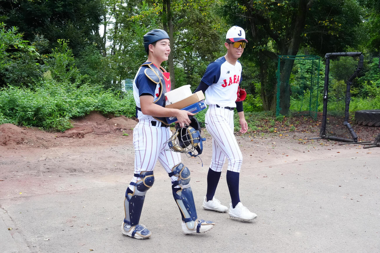 ブルペン投球後、捕手山田凜虎（左）と引き揚げる織田翔希（撮影・江口和貴）