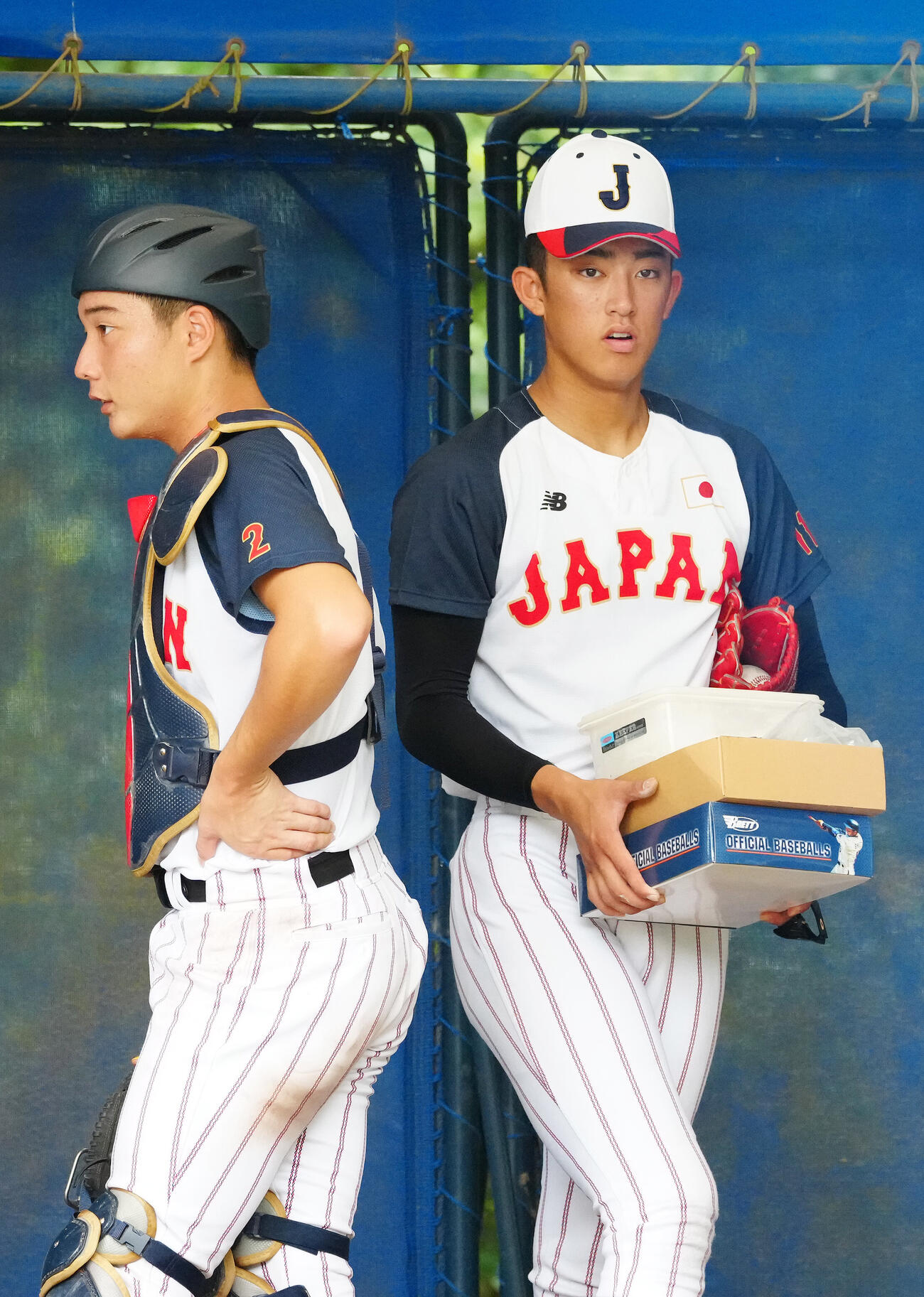 ブルペン投球を終えた織田翔希（右）。左は捕手山田凜虎（撮影・江口和貴）