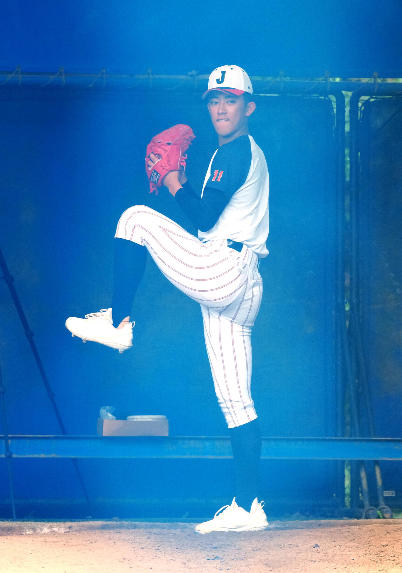 ブルペン投球する織田翔希（撮影・江口和貴）